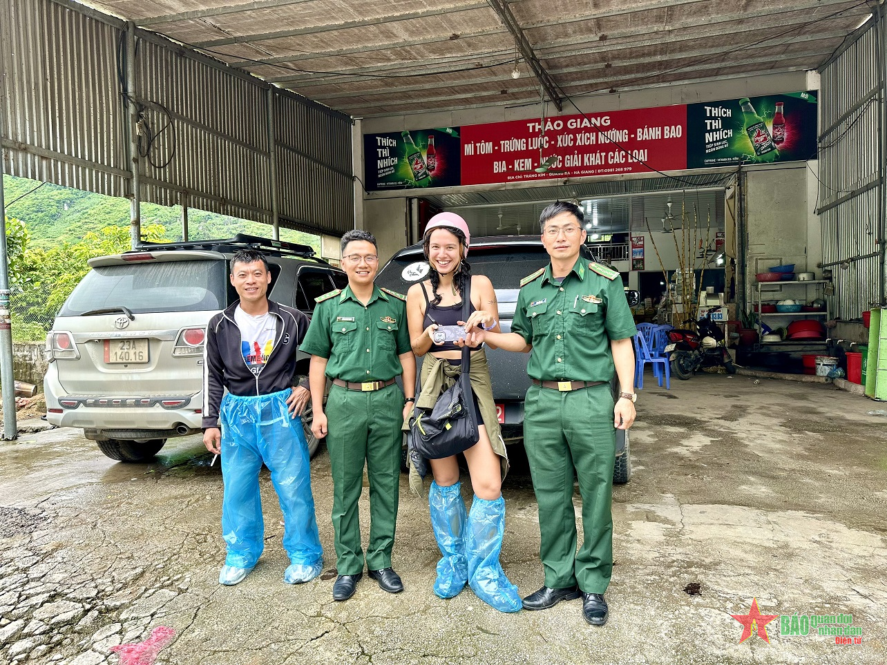 Cán bộ biên phòng nhặt được của rơi trả lại người mất